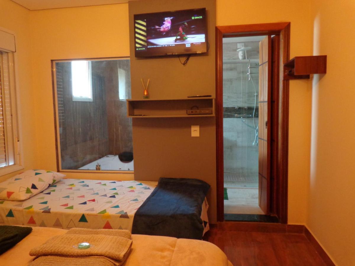 Quarto em Acomodações Particulares Monte Suítes Com Hidromassagem Dupla *