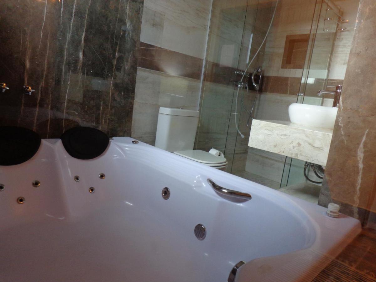Quarto em Acomodações Particulares Monte Suítes Com Hidromassagem Dupla