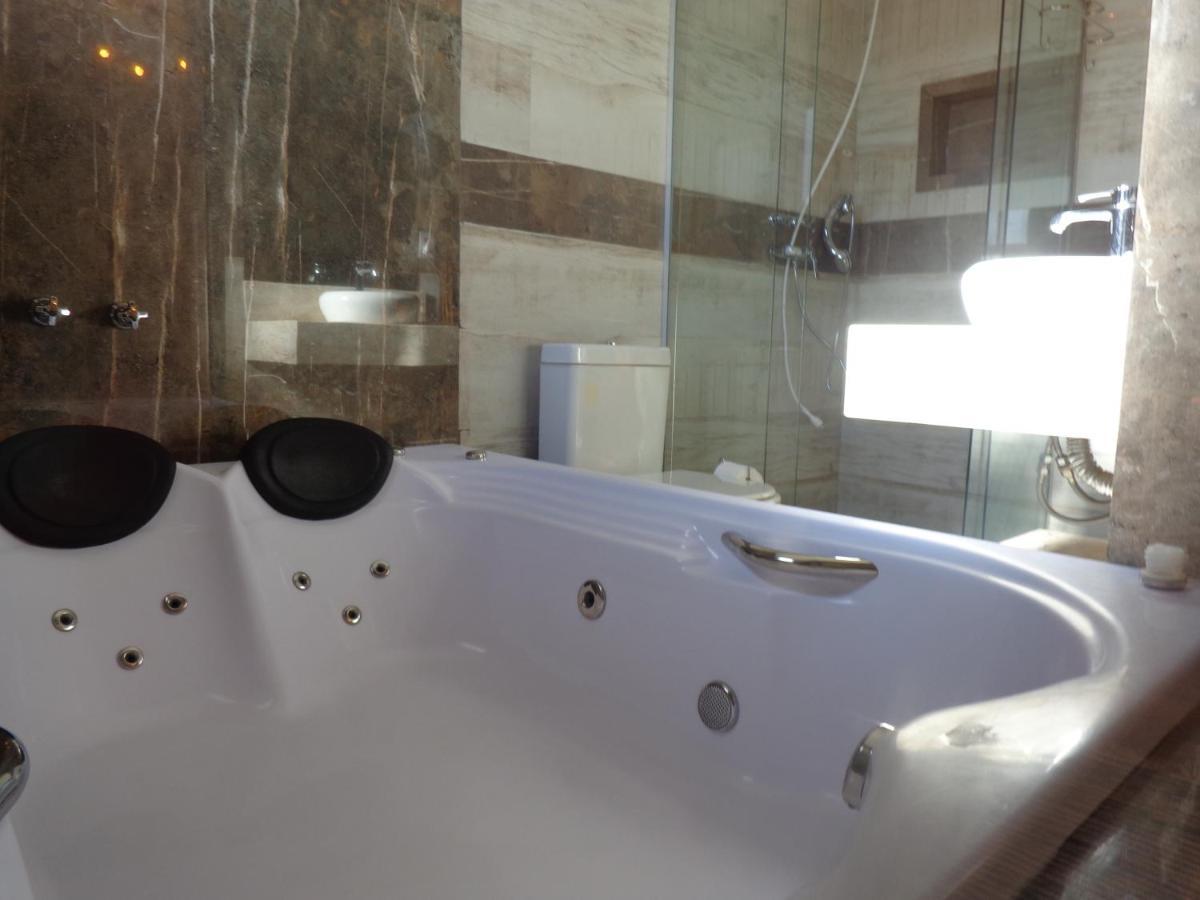 Quarto em Acomodações Particulares Monte Suítes Com Hidromassagem Dupla