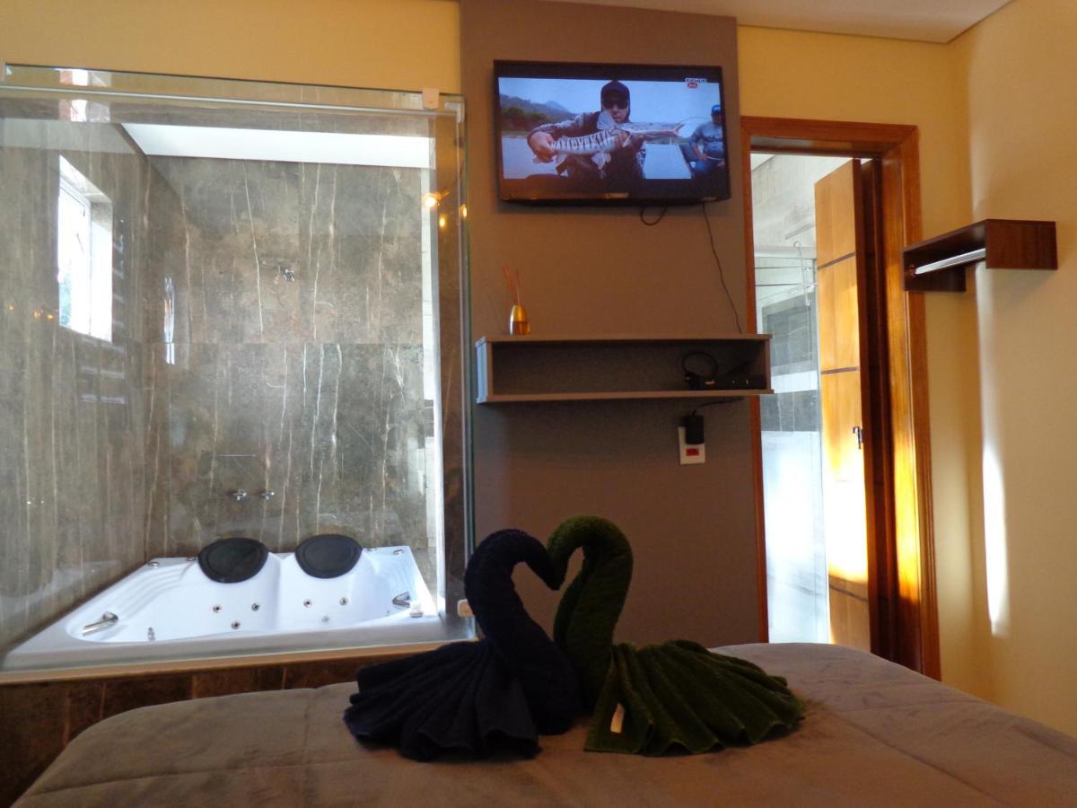 Quarto em Acomodações Particulares Monte Suítes Com Hidromassagem Dupla