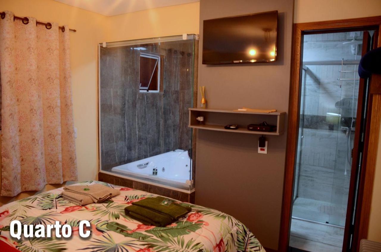 Quarto em Acomodações Particulares Monte Suítes Com Hidromassagem Dupla *