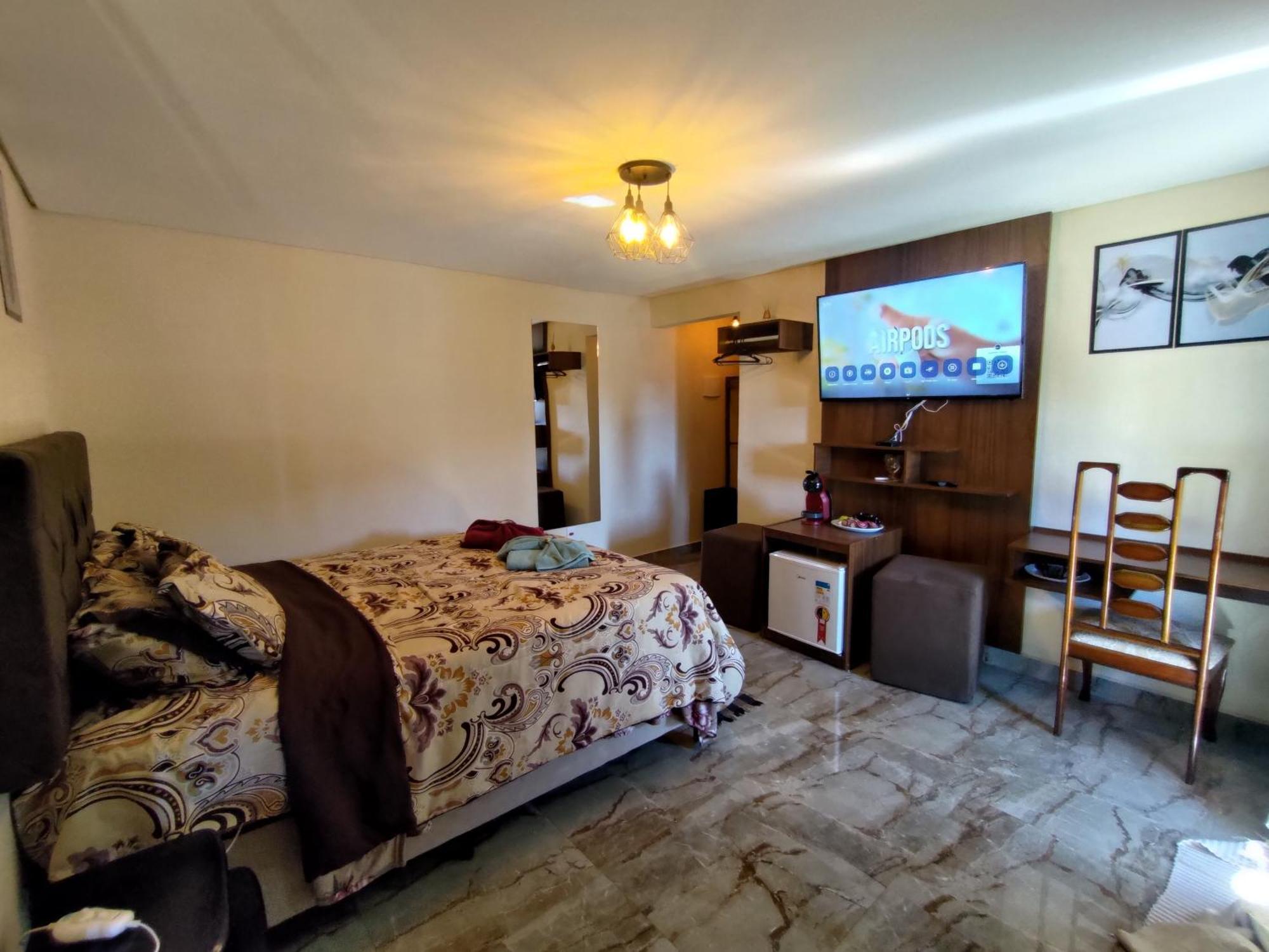 Quarto em Acomodações Particulares Monte Suítes Com Hidromassagem Dupla *